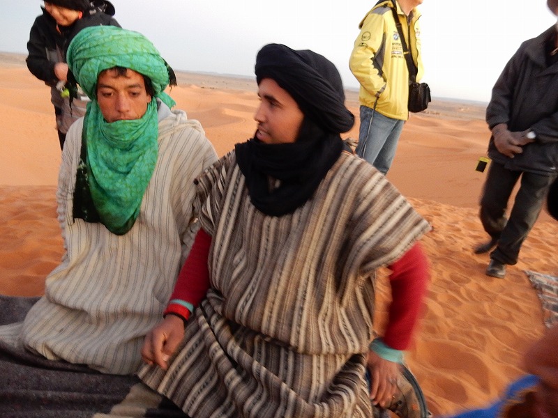 モロッコ(メルズーカ大砂漠でラクダに騎乗）