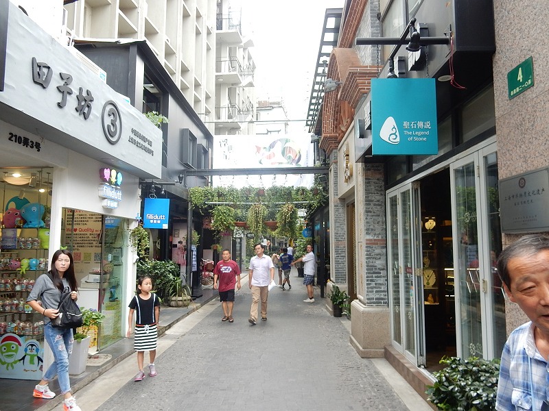 上海の夜は上海雑技団