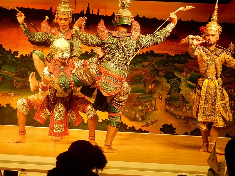 タイ伝統芸能とニューハーフショウで楽しみました