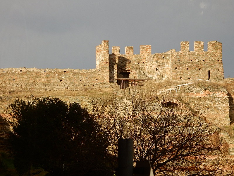 ギリシャ第２都市テッサロニキは岩山頂上の修道院